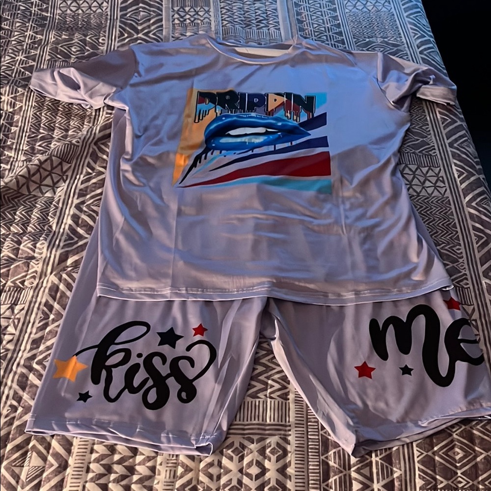 Graphic Tee and Shorts Set with Drip Design